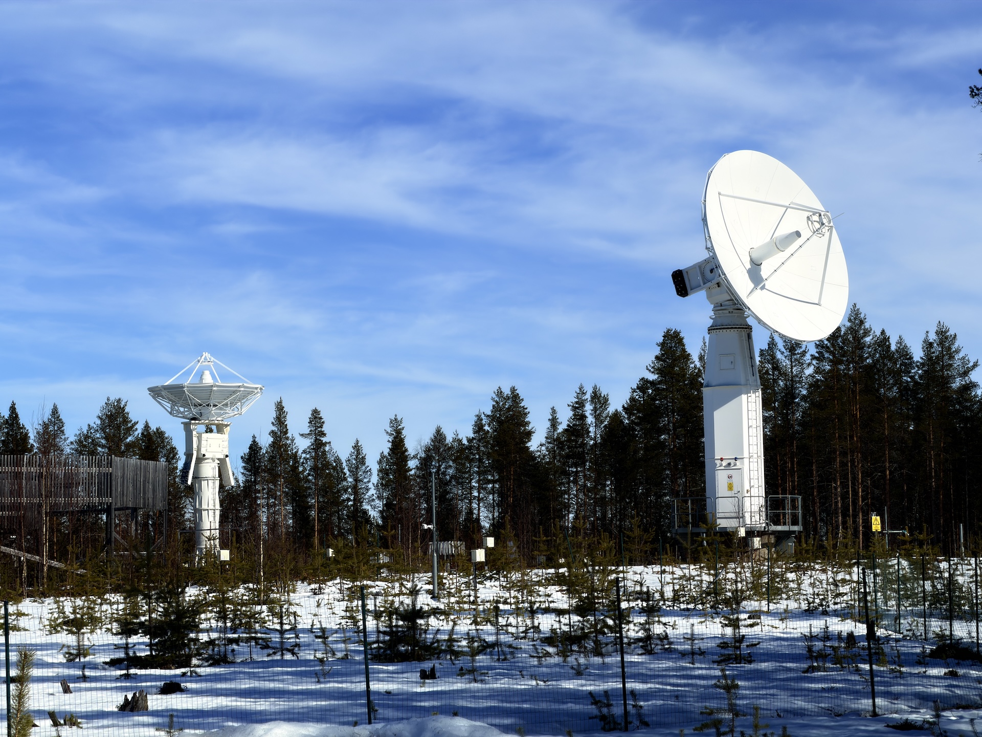 Kaksi satelliittiantennia