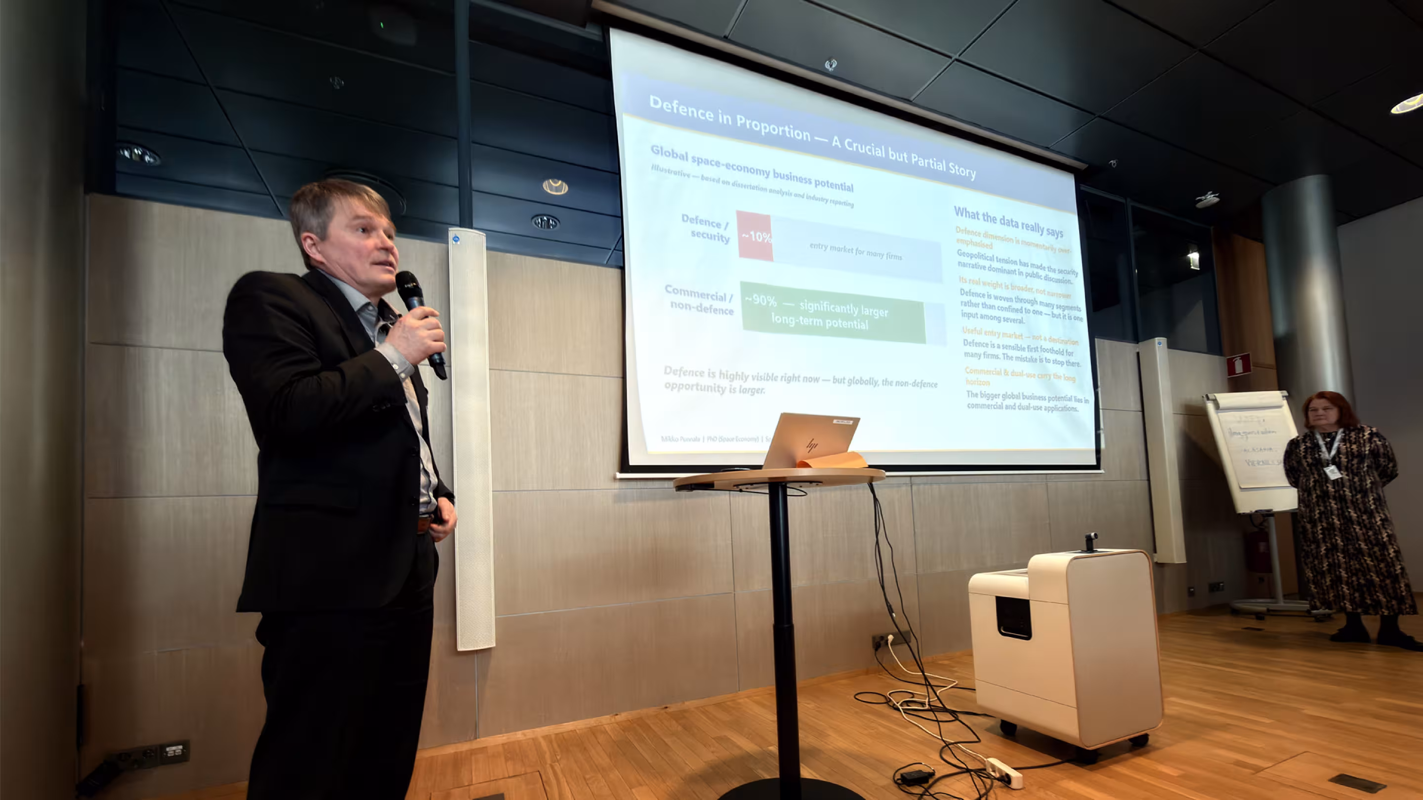 Mikko Punnala pitää esitystään