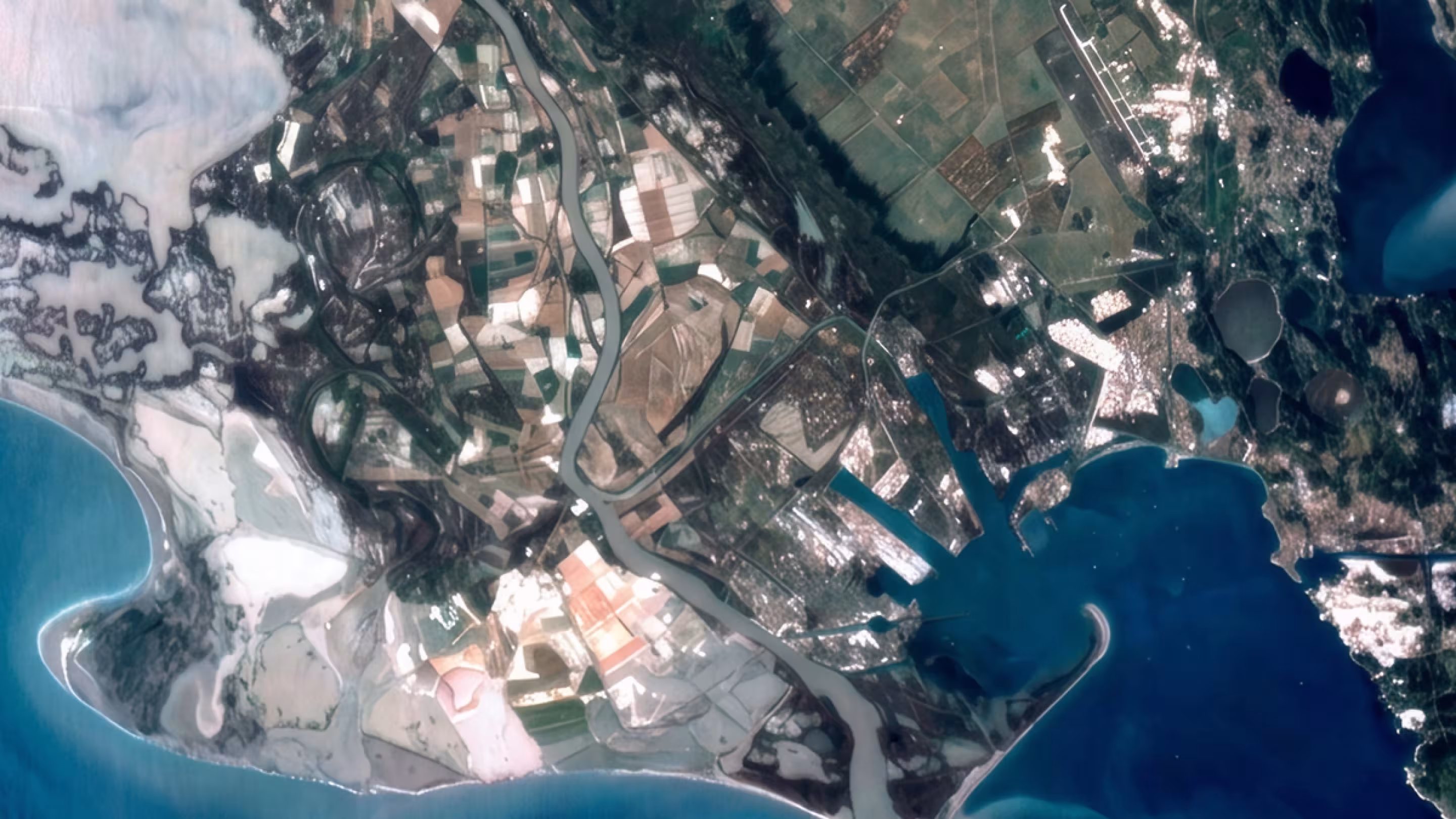 Hyperfield-1 hyperspectral satellite image of a coastal river delta (Kuva Space)