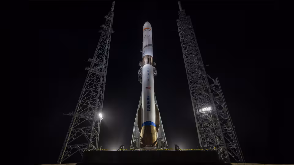 New Glenn laukaisualustallaan ennen lentoa