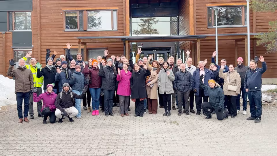 Suurin osa tilaisuuden osanottajista ryhmäkuvassa Polaria-rakennuksen edessä