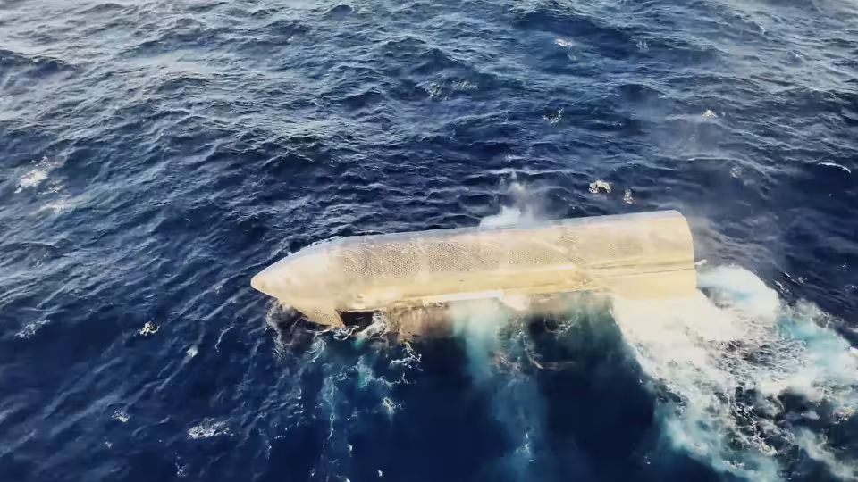 Starship floats after its landing in the Indian Ocean  
